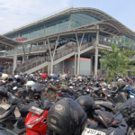 Keterbatasan Lahan Parkir di Stasiun Bekasi Bikin Pemotor Parkir di Luar