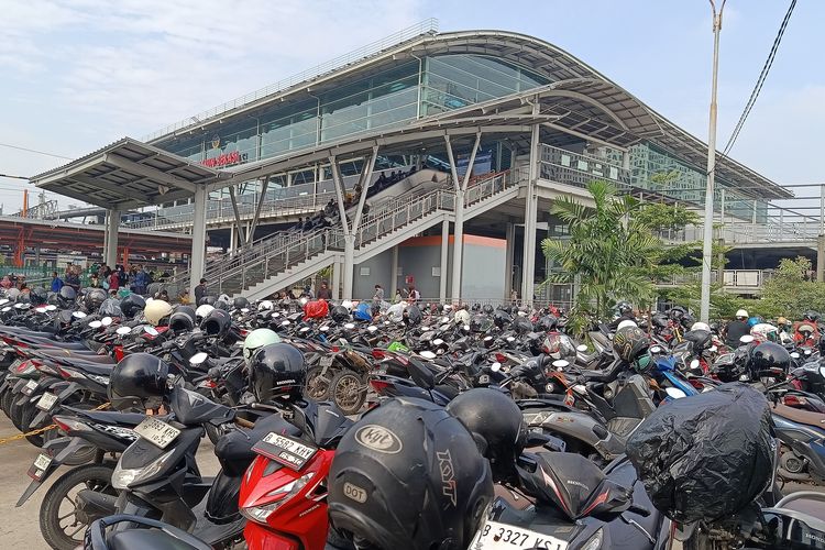 Keterbatasan Lahan Parkir di Stasiun Bekasi Bikin Pemotor Parkir di Luar