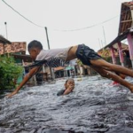 FOTO: Tanggul Sungai Bremi Jebol Picu Banjir di Pekalongan