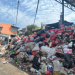 Sampah “Menggunung” di TPS Depok Tutup Jalan, Meluber ke Rumah Warga