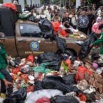 Mahasiswa Geruduk Kantor Walkot Tangsel, Tumpahkan Sampah 2 Truk