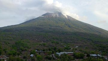 Gunung Ili Lewotolok di NTT dan Gunung Ibu di Malut Erupsi