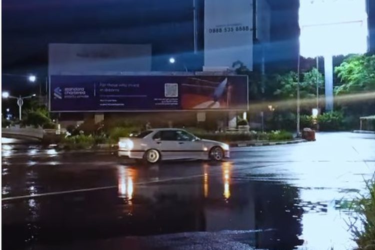 2 BMW Drifting di Simpang Lampu Merah PIM, Bikin "Donat" Saat Jalan Masih Ramai